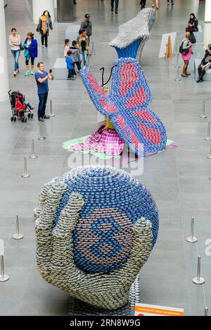 (151106) -- NEW YORK, 6 novembre 2015 -- les gens regardent des sculptures faites à partir de boîtes de conserve lors de la 22e exposition Canconstruction à New York, le 6 novembre 2015. Les œuvres des lauréats du 22e Concours international de design Canconstruction sont exposées au Brookfield place dans le centre-ville de Manhattan. L'exposition présente des sculptures entièrement faites de conserves non ouvertes. Plus de 1 200 lauréats locaux de 125 villes du monde entier ont participé à la compétition. La nourriture en conserve utilisée dans l’exposition sera donnée à une banque alimentaire locale responsable de nourrir plus d’un million d’Hungry New y Banque D'Images