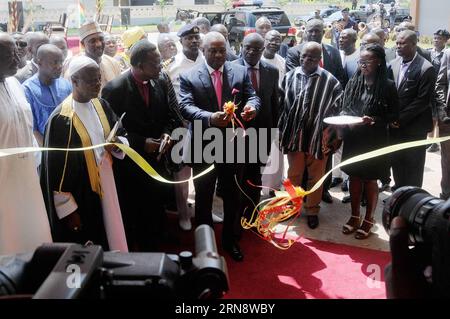 (151107) -- ACCRA, 6 novembre 2015 -- le président du Ghana, John Dramani Mahama, coupe le ruban lors de la cérémonie d'ouverture du bureau parlementaire rénové à Accra, capitale du Ghana, le 6 novembre 2015. L État chinois Hualong Construction Ghana Limited a remis vendredi au Parlement ghanéen la structure de bureaux entièrement rénovée. ) GHANA-ACCRA-BUREAU PARLEMENTAIRE-RÉNOVATION LinxXiaowei PUBLICATIONxNOTxINxCHN Accra nov 6 2015 Ghana S Président John Dramani Mahama coupe le ruban lors de la cérémonie d'ouverture du Bureau parlementaire rénové à Accra capitale du Ghana SUR non Banque D'Images