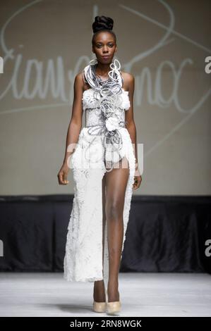 (151107) -- PORT-au-PRINCE, le 6 novembre 2015 -- Un modèle présente une création conçue par Laurtarne Pernock lors de la semaine de la mode Haïti 2015, à Port-au-Prince, Haïti, le 6 novembre 2015.) HAITI-PORT au PRINCE-FASHION WEEK LuzxSosa PUBLICATIONxNOTxINxCHN Port au Prince nov 6 2015 un modèle présente une création conçue par lors de la Fashion week HAÏTI 2015 à Port au Prince HAÏTI LE 6 2015 nov HAÏTI Port au Prince Fashion week LuzxSosa PUBLICATIONxNOTxINxCHN Banque D'Images
