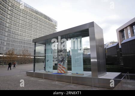 People walk past the Kennedy Piece of the Berlin Wall in front of the European Union (EU) headquarters in Brussels, Belgium, Nov. 9, 2015. The Kennedy Piece of the Berlin Wall was inaugurated here on Monday to commemorate the 26th anniversary of the day the wall was breached. ) BELGIUM-BRUSSELS-EU-BERLIN WALL YexPingfan PUBLICATIONxNOTxINxCHN   Celebrities Walk Past The Kennedy Piece of The Berlin Wall in Front of The European Union EU Headquarters in Brussels Belgium Nov 9 2015 The Kennedy Piece of The Berlin Wall what inaugurated Here ON Monday to commemorate The 26th Anniversary of The Day Stock Photo