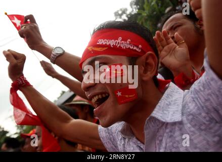 Les partisans de la Ligue nationale pour la démocratie (NLD), parti d'opposition du Myanmar, regardent le dépouillement des votes de l'élection générale multipartite devant le siège de la NLD à Yangon, Myanmar, le 10 novembre 2015. La Commission électorale de l Union du Myanmar (UEC) a annoncé que 106 représentants du Parlement seront élus mardi comme résultat du premier jour des élections, dont 54 à la Chambre des représentants et 52 au Parlement de la région ou de l État. Sur les 54 sièges de la Chambre des représentants, la Ligue nationale pour la démocratie (NLD), dans l'opposition, domine avec 49 sièges et la NLD a également balayé 47 des 52 sièges par région ou par État Banque D'Images