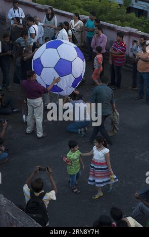 (151110) -- CALCUTTA, 10 novembre 2015 -- une famille indienne bengali vole un Phanush, une sorte de ballon en papier traditionnel, pour adorer la déesse hindoue Kali, la déesse du pouvoir , à Calcutta, capitale de l'État indien oriental du Bengale occidental, le 10 novembre 2015. Le festival de culte de Kali est célébré dans l'est de l'Inde pendant le Diwali, le festival hindou des lumières, qui est le plus grand festival hindou de l'année. (Zhf) INDE-CALCUTTA-HINDU FESTIVAL-BALLONS EN PAPIER TumpaxMondal PUBLICATIONxNOTxINxCHN Calcutta nov 10 2015 à Indian Bengali famille VOLE un Phanush un enfant de ballon en papier traditionnel à Banque D'Images