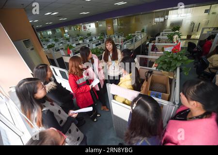 (151111) -- HEFEI, 11 novembre 2015 -- le personnel du service à la clientèle d'un centre d'appels de SF Express se réunit pour avoir une réunion pour répondre à l'augmentation du trafic téléphonique sur un festival national de shopping sur Internet, à Hefei, capitale de la province d'Anhui de l'est de la Chine, le 11 novembre 2015. Quelque 320 membres du personnel du service à la clientèle de SF Express ici devront traiter des commandes téléphoniques, qui devraient être 20 pour cent de plus que les commandes quotidiennes, le 11 novembre, le China Singles Day, un festival commercial qui pousse des centaines de millions de consommateurs chinois à affluer vers des sites de commerce électronique comme Tmall.com et JD.co Banque D'Images