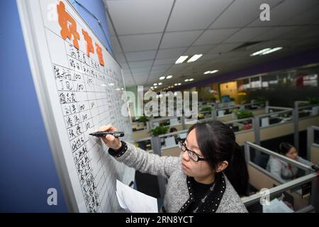 (151111) -- HEFEI, 11 novembre 2015 -- Un personnel d'un centre d'appels de SF Express affiche la satisfaction des membres du personnel du service à la clientèle lors d'un festival national de shopping sur Internet, à Hefei, capitale de la province d'Anhui de l'est de la Chine, le 11 novembre 2015. Quelque 320 membres du personnel du service à la clientèle de SF Express ici devront traiter des commandes téléphoniques, qui devraient être 20 pour cent de plus que la commande quotidienne, le jour de la Chine singles le 11 novembre, un festival de shopping qui pousse des centaines de millions de consommateurs chinois à affluer vers des sites Web de commerce électronique comme Alibaba s Tmall.com et rival JD.com pour astoun Banque D'Images