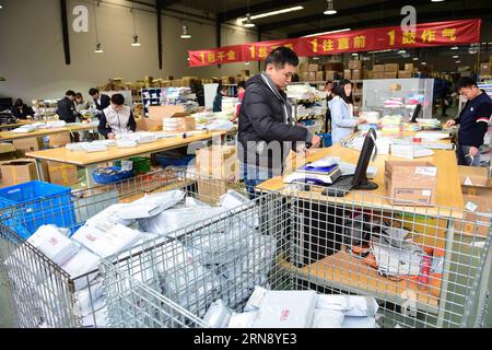 (151111) -- HEFEI, 11 novembre 2015 -- des travailleurs envoient des marchandises dans un centre de distribution de la ville de Hefei, capitale de la province de l'Anhui dans l'est de la Chine, 11 novembre 2015. Les opérateurs du commerce électronique se sont occupés le mercredi de la Journée annuelle des célibataires. ) (Zwx) CHINA-ANHUI-SINGLES DAY(CN) DuxYu PUBLICATIONxNOTxINxCHN 151111 Hefei nov 11 2015 travailleurs envoient des marchandises À un centre de distribution dans la ville de Hefei capitale de la Chine orientale S Anhui province nov 11 2015 e Commerce s'est occupé SUR la Journée annuelle des célibataires qui fur LE mercredi zwx Chine Anhui Day CN DuxYu PUBLICATIONxNOTxINxCHN Banque D'Images