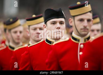 (151111) -- OTTAWA, le 11 nov. 2015 -- des personnes participent aux cérémonies du jour du souvenir au Monument commémoratif de guerre du Canada, à Ottawa, Canada, le 11 nov. 2015.) CANADA-OTTAWA-REMEMBERANCE DAY ChrisxRoussakis PUBLICATIONxNOTxINxCHN 151111 Ottawa nov. 11 2015 célébrités prennent part aux cérémonies du jour du souvenir AU Mémorial national WAS à Ottawa Canada nov. 11 2015 Canada Ottawa Rememberance Day PUBLICATIONxNOTxINxCHN Banque D'Images