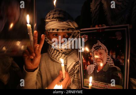 (151111) -- GAZA, 11 novembre 2015 -- Un garçon palestinien tient des bougies lors d'un rassemblement marquant le 11e anniversaire de la mort de Yasser Arafat à Khan Younis, dans le sud de la bande de Gaza, le 11 novembre 2015. Le président palestinien Mahmoud Abbas a déclaré mercredi que les enquêtes sur la mort du défunt dirigeant Yasser Arafat allaient loin et se poursuivraient jusqu'à dévoiler la vérité. MIDEAST-GAZA-ANIVERSARY-ARAFAT KhaledxOmar PUBLICATIONxNOTxINxCHN 151111 Gaza nov 11 2015 un garçon PALESTINIEN tient des bougies lors d'un rassemblement marquant le 11e anniversaire de la mort de Yasser Arafat à Khan Banque D'Images