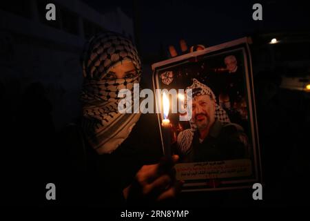 (151111) -- GAZA, 11 novembre 2015 -- Un garçon palestinien tient des bougies lors d'un rassemblement marquant le 11e anniversaire de la mort de Yasser Arafat à Khan Younis, dans le sud de la bande de Gaza, le 11 novembre 2015. Le président palestinien Mahmoud Abbas a déclaré mercredi que les enquêtes sur la mort du défunt dirigeant Yasser Arafat allaient loin et se poursuivraient jusqu'à dévoiler la vérité. MIDEAST-GAZA-ANIVERSARY-ARAFAT KhaledxOmar PUBLICATIONxNOTxINxCHN 151111 Gaza nov 11 2015 un garçon PALESTINIEN tient des bougies lors d'un rassemblement marquant le 11e anniversaire de la mort de Yasser Arafat à Khan Banque D'Images