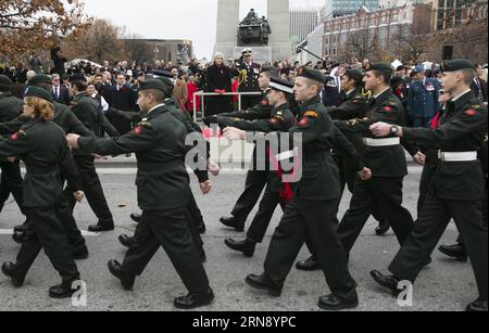 (151111) -- OTTAWA, le 11 nov. 2015 -- des personnes participent aux cérémonies du jour du souvenir au Monument commémoratif de guerre du Canada, à Ottawa, Canada, le 11 nov. 2015.) CANADA-OTTAWA-REMEMBERANCE DAY ChrisxRoussakis PUBLICATIONxNOTxINxCHN 151111 Ottawa nov. 11 2015 célébrités prennent part aux cérémonies du jour du souvenir AU Mémorial national WAS à Ottawa Canada nov. 11 2015 Canada Ottawa Rememberance Day PUBLICATIONxNOTxINxCHN Banque D'Images