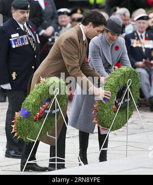 (151111) -- OTTAWA, le 11 nov. 2015 -- le premier ministre canadien Justin Trudeau et son épouse Sophie participent aux cérémonies du jour du souvenir au Monument commémoratif de guerre du Canada, à Ottawa, Canada, le 11 nov. 2015. ) CANADA-OTTAWA-REMEMBERANCE DAY ChrisxRoussakis PUBLICATIONxNOTxINxCHN 151111 Ottawa nov. 11 2015 les premiers ministres canadiens Justin Trudeau et son épouse Sophie participent aux cérémonies du jour du souvenir AU Mémorial national WAS à Ottawa Canada nov. 11 2015 Canada Ottawa Rememberance Day PUBLICATIONxNOTxINxCHN Banque D'Images