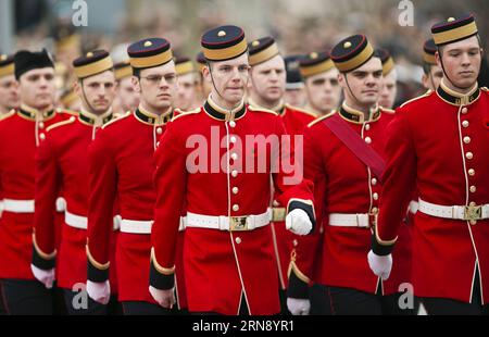 (151111) -- OTTAWA, le 11 nov. 2015 -- des personnes participent aux cérémonies du jour du souvenir au Monument commémoratif de guerre du Canada, à Ottawa, Canada, le 11 nov. 2015.) CANADA-OTTAWA-REMEMBERANCE DAY ChrisxRoussakis PUBLICATIONxNOTxINxCHN 151111 Ottawa nov. 11 2015 célébrités prennent part aux cérémonies du jour du souvenir AU Mémorial national WAS à Ottawa Canada nov. 11 2015 Canada Ottawa Rememberance Day PUBLICATIONxNOTxINxCHN Banque D'Images