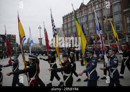 (151111) -- OTTAWA, le 11 novembre 2015 -- les cadets défilent avec les drapeaux des provinces canadiennes lors de la cérémonie annuelle du jour du souvenir au Monument commémoratif de guerre du Canada, à Ottawa, Canada, le 11 novembre 2015. Chaque année, le 11 novembre, les Canadiens reflètent l'honneur de leurs anciens combattants et soldats tombés au combat en portant un coquelicot et en observant une minute de silence à la 11e minute de la 11e heure. ) CANADA-OTTAWA-CÉRÉMONIE DU JOUR DU SOUVENIR DavidxKawai PUBLICATIONxNOTxINxCHN 151111 Ottawa 11 2015 nov. Les cadets défilent avec les drapeaux des provinces canadiennes lors de la cérémonie annuelle du jour du souvenir AU Mémorial national i Banque D'Images