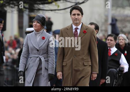 (151111) -- OTTAWA, le 11 novembre 2015 -- le premier ministre du Canada, Justin Trudeau, et son épouse Sophie, arrivent à la cérémonie annuelle du jour du souvenir au Monument commémoratif de guerre du Canada, à Ottawa, Canada, le 11 novembre 2015. Chaque année, le 11 novembre, les Canadiens reflètent l'honneur de leurs anciens combattants et soldats tombés au combat en portant un coquelicot et en observant une minute de silence à la 11e minute de la 11e heure. ) CANADA-OTTAWA-CÉRÉMONIE DU JOUR DU SOUVENIR DavidxKawai PUBLICATIONxNOTxINxCHN 151111 Ottawa nov 11 2015 le Premier ministre canadien S Justin Trudeau et son épouse Sophie arrivent À la cérémonie annuelle du jour du souvenir À la Nation Banque D'Images