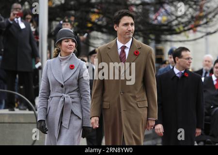 (151111) -- OTTAWA, le 11 novembre 2015 -- le premier ministre du Canada, Justin Trudeau, et son épouse Sophie, arrivent à la cérémonie annuelle du jour du souvenir au Monument commémoratif de guerre du Canada, à Ottawa, Canada, le 11 novembre 2015. Chaque année, le 11 novembre, les Canadiens reflètent l'honneur de leurs anciens combattants et soldats tombés au combat en portant un coquelicot et en observant une minute de silence à la 11e minute de la 11e heure. ) CANADA-OTTAWA-CÉRÉMONIE DU JOUR DU SOUVENIR DavidxKawai PUBLICATIONxNOTxINxCHN 151111 Ottawa nov 11 2015 le Premier ministre canadien S Justin Trudeau et son épouse Sophie arrivent À la cérémonie annuelle du jour du souvenir À la Nation Banque D'Images