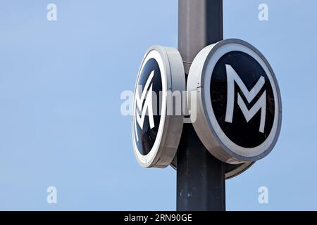 Budapest, Hongrie - juin 21 2018 : panneau de métro du métro de Budapest (hongrois : Budapesti metró), un système de transport rapide dans la capitale hongroise. Banque D'Images