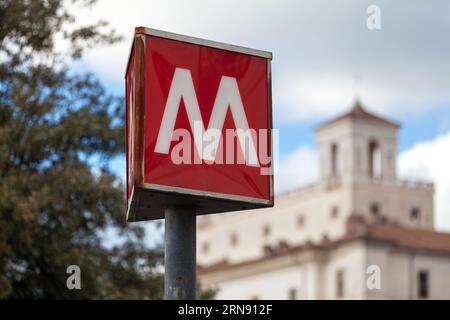 Gros plan sur le panneau de métro Rome à l'extérieur de la station Spagna, avec derrière, la Villa Médicis. Banque D'Images