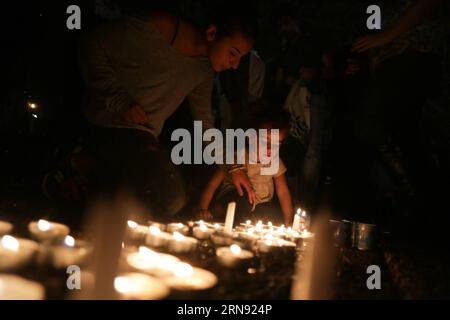 (151115) -- TEL AVIV, 14 novembre 2015 -- les gens allument des bougies lors d’un rassemblement pour pleurer les victimes des attentats de Paris devant l’hôtel de ville de tel Aviv, qui est allumé avec les couleurs du drapeau national français, sur la place Rabin à tel Aviv, Israël, le 14 novembre 2015. Le Premier ministre israélien Benjamin Netanyahu a adressé ses condoléances au peuple français suite aux attentats meurtriers qui ont fait plus de 100 morts, ajoutant que le monde devrait unir ses forces dans sa lutte contre l’extrémisme islamique. JINI/) ISRAEL-TEL AVIV-GATHERING-PARIS ATTACKS-DEUIL DanielxBar-on PUBLICATIONxNOTxINxCHN tel AVI Banque D'Images