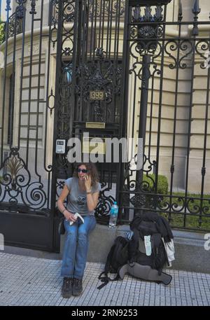 (151115) -- BUENOS AIRES, le 14 novembre 2015 -- Laurie, une touriste française qui tente de connaître le sort de ses proches et amis après les attentats de vendredi à Paris, séjourne devant l'ambassade de France en Argentine, à Buenos Aires, Argentine, le 14 novembre 2015. Selon le dernier rapport, au moins 129 personnes ont été tuées et 352 blessées, dont au moins 99 étaient dans un état critique, dans les attentats terroristes de vendredi soir à Paris. Enrique Cabrera/) ARGENTINA-BUENOS AIRES-FRANCE-ATTACKS TELAM PUBLICATIONxNOTxINxCHN Buenos Aires Nov 14 2015 Laurie un touriste français qui essaie de connaître le destin o Banque D'Images