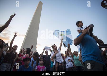 (151115) -- BUENOS AIRES, le 14 novembre 2015 -- des résidents ont participé à un rassemblement en faveur du candidat à la présidence du parti au pouvoir, le Front pour la victoire Daniel Scioli, à Buenos Aires, capitale de l'Argentine, le 14 novembre 2015. Les Argentins éliront le prochain Président pour la période 2015-2019, entre Daniel Scioli et Mauricio Macri le 22 novembre. Martin Zabala) ARGENTINA-BUENOS AIRES-RALLYE-ELECTIONS e MARTINxZABALA PUBLICATIONxNOTxINxCHN Buenos Aires nov 14 2015 les résidents prennent part à un rassemblement en soutien au candidat présidentiel du parti au pouvoir Front pour la victoire Daniel S. Banque D'Images