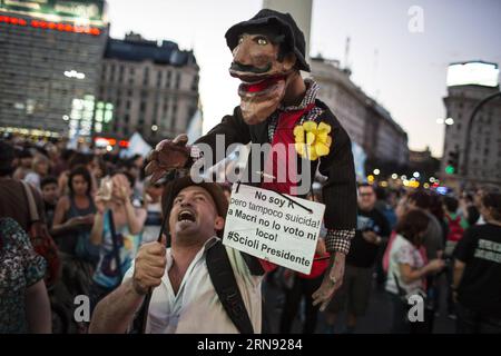 (151115) -- BUENOS AIRES, 14 novembre 2015 -- Un marionnettiste participe à un rassemblement en faveur du candidat à la présidence du parti au pouvoir, le Front pour la victoire Daniel Scioli, à Buenos Aires, capitale de l'Argentine, le 14 novembre 2015. Les Argentins éliront le prochain Président pour la période 2015-2019, entre Daniel Scioli et Mauricio Macri le 22 novembre. Martin Zabala) ARGENTINA-BUENOS AIRES-RALLYE-ELECTIONS e MARTINxZABALA PUBLICATIONxNOTxINxCHN Wahl in Argentinien - Anhänger von Daniel Scioli in Buenos Aires Buenos Aires nov. 14 2015 un marionnettiste participe à un rassemblement en soutien au Pr Banque D'Images