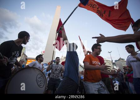 (151115) -- BUENOS AIRES, le 14 novembre 2015 -- des résidents ont participé à un rassemblement en faveur du candidat à la présidence du parti au pouvoir, le Front pour la victoire Daniel Scioli, à Buenos Aires, capitale de l'Argentine, le 14 novembre 2015. Les Argentins éliront le prochain Président pour la période 2015-2019, entre Daniel Scioli et Mauricio Macri le 22 novembre. Martin Zabala) ARGENTINA-BUENOS AIRES-RALLYE-ELECTIONS e MARTINxZABALA PUBLICATIONxNOTxINxCHN Buenos Aires nov 14 2015 les résidents prennent part à un rassemblement en soutien au candidat présidentiel du parti au pouvoir Front pour la victoire Daniel S. Banque D'Images