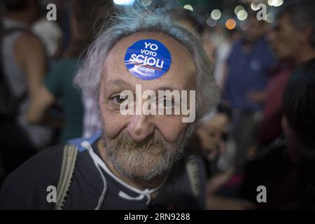 (151115) -- BUENOS AIRES, 14 novembre 2015 -- Un homme participe à un rassemblement en faveur du candidat à la présidence du parti au pouvoir, le Front pour la victoire Daniel Scioli, à Buenos Aires, capitale de l'Argentine, le 14 novembre 2015. Les Argentins éliront le prochain Président pour la période 2015-2019, entre Daniel Scioli et Mauricio Macri le 22 novembre. Martin Zabala) ARGENTINA-BUENOS AIRES-RALLYE-ELECTIONS e MARTINxZABALA PUBLICATIONxNOTxINxCHN Wahl in Argentinien - Anhänger von Daniel Scioli in Buenos Aires Buenos Aires novembre 14 2015 un homme participe à un rassemblement en soutien au C présidentiel Banque D'Images