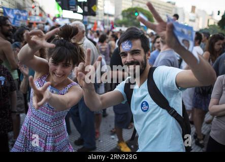 (151115) -- BUENOS AIRES, le 14 novembre 2015 -- des résidents ont participé à un rassemblement en faveur du candidat à la présidence du parti au pouvoir, le Front pour la victoire Daniel Scioli, à Buenos Aires, capitale de l'Argentine, le 14 novembre 2015. Les Argentins éliront le prochain Président pour la période 2015-2019, entre Daniel Scioli et Mauricio Macri le 22 novembre. Martin Zabala) ARGENTINA-BUENOS AIRES-RALLYE-ELECTIONS e MARTINxZABALA PUBLICATIONxNOTxINxCHN Wahl in Argentinien - Anhänger von Daniel Scioli in Buenos Aires Buenos Aires nov 14 2015 les résidents participent à un rassemblement en soutien au président Banque D'Images