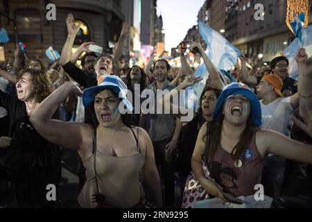 (151115) -- BUENOS AIRES, le 14 novembre 2015 -- des résidents ont participé à un rassemblement en faveur du candidat à la présidence du parti au pouvoir, le Front pour la victoire Daniel Scioli, à Buenos Aires, capitale de l'Argentine, le 14 novembre 2015. Les Argentins éliront le prochain Président pour la période 2015-2019, entre Daniel Scioli et Mauricio Macri le 22 novembre. Martin Zabala) ARGENTINA-BUENOS AIRES-RALLYE-ELECTIONS e MARTINxZABALA PUBLICATIONxNOTxINxCHN Buenos Aires nov 14 2015 les résidents prennent part à un rassemblement en soutien au candidat présidentiel du parti au pouvoir Front pour la victoire Daniel S. Banque D'Images