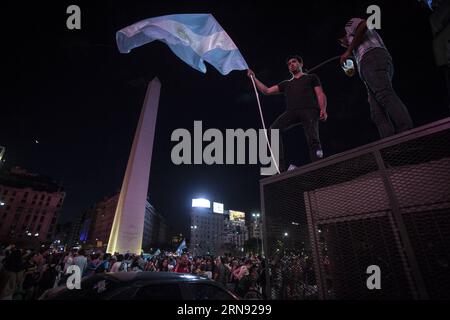 (151115) -- BUENOS AIRES, le 14 novembre 2015 -- des résidents ont participé à un rassemblement en faveur du candidat à la présidence du parti au pouvoir, le Front pour la victoire Daniel Scioli, à Buenos Aires, capitale de l'Argentine, le 14 novembre 2015. Les Argentins éliront le prochain Président pour la période 2015-2019, entre Daniel Scioli et Mauricio Macri le 22 novembre. Martin Zabala) ARGENTINA-BUENOS AIRES-RALLYE-ELECTIONS e MARTINxZABALA PUBLICATIONxNOTxINxCHN Wahl in Argentinien - Anhänger von Daniel Scioli in Buenos Aires Buenos Aires nov 14 2015 les résidents participent à un rassemblement en soutien au président Banque D'Images