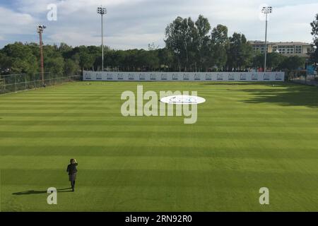 (151115) -- ANTALYA, 15 novembre 2015 -- Un journaliste marche sur le terrain des positions de stand-up pour le sommet du G20 qui s'est tenu à Antalya, Turquie, le 15 novembre 2015. Le sommet de deux jours a débuté dimanche. ) TURQUIE-ANTALYA-G20 ZengxHu PUBLICATIONxNOTxINxCHN Antalya novembre 15 2015 un journaliste marche SUR le terrain des POSITIONS du héros du Sommet du G20 à Antalya Turquie LE 15 2015 novembre le Sommet de deux jours a débuté dimanche Turquie Antalya G20 PUBLICATIONxNOTxINxCHN Banque D'Images