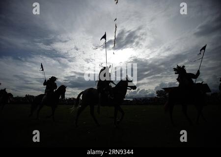 META -- des résidents vêtus de costumes prennent part à un défilé devant les Cuadrillas de San Martin dans la municipalité de San Martin de los Llanos, dans le département de Meta, Colombie, le 15 novembre 2015. Les hommes s'habillent en tenues qui représentent les quatre équipages de douze cavaliers chacun, les guahibos, noirs, arabes et blancs, et cette tradition vient de l'année 1735 lorsque le prêtre Gabino de Balboa a créé les équipages pour représenter les actes sacramentels des combats entre Maures et Chrétiens. Jhon Paz) (rtg) (rhj) COLOMBIA-META-SOCIETY-EVENTS e Jhonpaz PUBLICATIONxNOTxINxCHN Meta résidents habillés en costume Banque D'Images