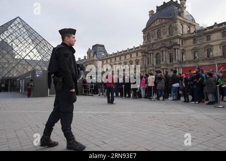 PARIS, les touristes font la queue devant l entrée de la Pyramide du Musée du Louvre qui rouvre à Paris, capitale de la France, le 16 novembre 2015. Paris a rouvert plusieurs de ses sites culturels et touristiques emblématiques lundi après une fermeture temporaire en réponse aux attentats terroristes du 13 novembre. FRANCE-PARIS-LANDMARKS-ROUVRIR XuxJinquan PUBLICATIONxNOTxINxCHN Paris file d'attente des touristes devant l'entrée Pyramide S du Musée du Louvre alors qu'ELLE rouvre à Paris capitale de la France novembre 16 2015 Paris a rouvert PLUSIEURS de ses sites culturels et touristiques emblématiques lundi après une fermeture temporaire en réponse au terroriste Banque D'Images