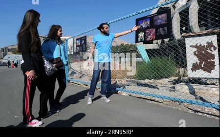 (151120)-- DAMAS, 20 novembre 2015--trois jeunes regardent une exposition de photos du patrimoine historique de la Syrie lors d’un rassemblement pour aider les abandons en Syrie à retourner dans leurs écoles à Damas, capitale de la Syrie, le 20 novembre 2015. Des centaines d'étudiants et de jeunes bénévoles ont participé à la rencontre. Selon l’agence de presse locale, le gouvernement syrien espérait lever des fonds par des dons et des ventes aux enchères pour aider les élèves privés d’éducation pendant la guerre civile à retourner dans leurs écoles. Zhang Naijie)(azp) SYRIE-DAMAS-ÉCOLE DE RASSEMBLEMENT zhangnaijie PUBLICATIONxNOTxINxCHN 151120 Banque D'Images