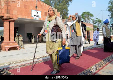 (151120) -- LAHORE, le 20 novembre 2015 -- les pèlerins sikhs indiens arrivent à une gare ferroviaire dans l'est du Pakistan, Lahore, le 20 novembre 2015. Des milliers de pèlerins sikhs se rendent à Nankana Sahib au Pakistan pour célébrer le 546e anniversaire de naissance de Sri Guru Nanak Dev qui tombe le 25 novembre. PAKISTAN-LAHORE-INDIAN SIKH PÈLERINS JamilxAhmed PUBLICATIONxNOTxINxCHN 151120 Lahore nov 20 2015 Indian Sikh pèlerins arrivent À une gare dans l'est du Pakistan S Lahore nov 20 2015 des milliers de Sikhs pèlerins se rendent à Nankana Sahib au Pakistan pour célébrer le 546e anniversaire de naissance de Sri Guru Nanak Dev W. Banque D'Images