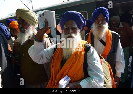 (151120) -- LAHORE, le 20 novembre 2015 -- les pèlerins sikhs indiens arrivent à une gare ferroviaire dans l'est du Pakistan, Lahore, le 20 novembre 2015. Des milliers de pèlerins sikhs se rendent à Nankana Sahib au Pakistan pour célébrer le 546e anniversaire de naissance de Sri Guru Nanak Dev qui tombe le 25 novembre. PAKISTAN-LAHORE-INDIAN SIKH PÈLERINS JamilxAhmed PUBLICATIONxNOTxINxCHN 151120 Lahore nov 20 2015 Indian Sikh pèlerins arrivent À une gare dans l'est du Pakistan S Lahore nov 20 2015 des milliers de Sikhs pèlerins se rendent à Nankana Sahib au Pakistan pour célébrer le 546e anniversaire de naissance de Sri Guru Nanak Dev W. Banque D'Images