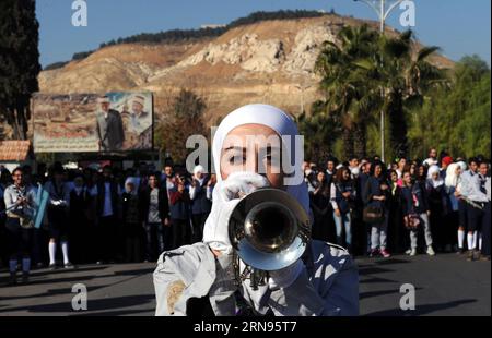 (151120)-- DAMAS, 20 novembre 2015-- Une femme joue de la trompette lors d’un rassemblement pour aider les abandons en Syrie qui retournent à leurs écoles à Damas, capitale de la Syrie, le 20 novembre 2015. Des centaines d'étudiants et de jeunes bénévoles ont participé à la rencontre. Selon l’agence de presse locale, le gouvernement syrien espérait lever des fonds par des dons et des ventes aux enchères pour aider les élèves privés d’éducation pendant la guerre civile à retourner dans leurs écoles. Zhang Naijie)(azp) SYRIA-DAMASCUS-GATHERING-SCHOOL zhangnaijie PUBLICATIONxNOTxINxCHN 151120 Damas novembre 20 2015 une femme JOUE de la trompette pendant Banque D'Images