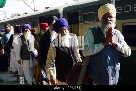 (151120) -- LAHORE, le 20 novembre 2015 -- les pèlerins sikhs indiens arrivent à une gare ferroviaire dans l'est du Pakistan, Lahore, le 20 novembre 2015. Des milliers de pèlerins sikhs se rendent à Nankana Sahib au Pakistan pour célébrer le 546e anniversaire de naissance de Sri Guru Nanak Dev qui tombe le 25 novembre. PAKISTAN-LAHORE-INDIAN SIKH PÈLERINS JamilxAhmed PUBLICATIONxNOTxINxCHN 151120 Lahore nov 20 2015 Indian Sikh pèlerins arrivent À une gare dans l'est du Pakistan S Lahore nov 20 2015 des milliers de Sikhs pèlerins se rendent à Nankana Sahib au Pakistan pour célébrer le 546e anniversaire de naissance de Sri Guru Nanak Dev W. Banque D'Images