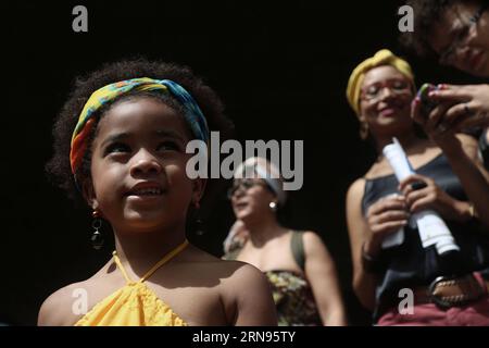 (151120) -- SAO PAULO, 20 novembre 2015 -- Un enfant participe aux célébrations de la Journée de la conscience noire à Sao Paulo, Brésil, le 20 novembre 2015. La Journée de la conscience noire est célébrée chaque année dans les villes du Brésil en l'honneur du leader anti-esclavagiste du pays du 17e siècle, Zumbi dos Palmares. Rahel Patrasso) (rp) (vf) (fnc) BRÉSIL-SAO PAULO-BLACK CONSCIOUSNESS DAY-CELEBRATION e RahelxPatrasso PUBLICATIONxNOTxINxCHN 151120 Sao Paulo nov. 20 2015 un enfant prend part aux célébrations de la Journée de la conscience Noire à Sao Paulo Brésil LE 20 2015 nov. La Journée de la conscience Noire EST célébrée Banque D'Images