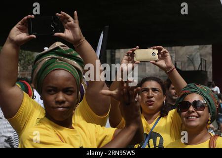 (151120) -- SAO PAULO, le 20 novembre 2015 -- des personnes participent aux célébrations de la Journée de la conscience noire à Sao Paulo, Brésil, le 20 novembre 2015. La Journée de la conscience noire est célébrée chaque année dans les villes du Brésil en l'honneur du leader anti-esclavagiste du pays du 17e siècle, Zumbi dos Palmares. Rahel Patrasso) (rp) (vf) (fnc) BRÉSIL-SAO PAULO-BLACK CONSCIOUSNESS DAY-CELEBRATION e RahelxPatrasso PUBLICATIONxNOTxINxCHN 151120 Sao Paulo nov. 20 2015 célébrités participent aux célébrations de la Journée de la conscience Noire à Sao Paulo Brésil LE 20 2015 novembre, la Journée de la conscience Noire EST célébrée Banque D'Images