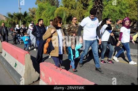 (151120) -- DAMAS, 20 novembre 2015 -- des Syriens participent à une longue marche dans le cadre d'un événement caritatif pour soutenir les pauvres, à Damas, capitale de la Syrie, le 20 novembre 2015. L'événement comprenait une longue promenade dans le centre de Damas suivie d'un concert musical. ) DAMASCUS-SYRIA-SOCIETY-CHARITY AMMAR PUBLICATIONxNOTxINxCHN 151120 Damas nov. 20 2015 les Syriens prennent part à une longue marche dans le cadre d'un événement caritatif pour soutenir les pauvres à Damas capitale de la Syrie nov. 20 2015 l'événement comprenait une longue marche dans le centre de Damas suivie d'un concert musical Damascus Syria Society charité Ammar PUBLICATIONxNOTxINxCH Banque D'Images