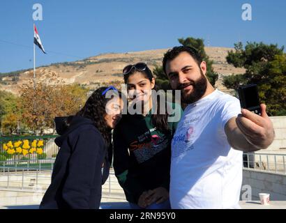 (151120) -- DAMAS, 20 novembre 2015 -- Un syrien prend un selfie avec ses amis en participant à un événement caritatif pour soutenir les pauvres, à Damas, capitale de la Syrie, le 20 novembre 2015. L'événement comprenait une longue promenade dans le centre de Damas suivie d'un concert musical. ) DAMASCUS-SYRIA-SOCIETY-CHARITY AMMAR PUBLICATIONxNOTxINxCHN 151120 Damas nov. 20 2015 un syrien prend un Selfie avec ses amis tout en participant à un événement caritatif pour soutenir les pauvres à Damas capitale de la Syrie nov. 20 2015 l'événement comprenait une longue marche dans le centre de Damas suivie d'un concert musical Damas Syrie SOC Banque D'Images