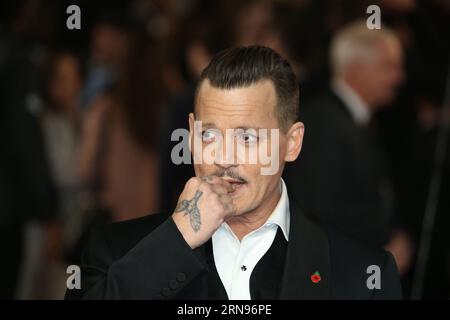 Londres, Royaume-Uni. 02 novembre 2017. Johnny Depp assiste à la première mondiale « Murder on the Orient Express » qui se tient au Royal Albert Hall de Londres. (Photo Fred Duval/SOPA Images/Sipa USA) crédit : SIPA USA/Alamy Live News Banque D'Images