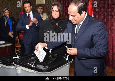 (151122) -- LE CAIRE, 22 novembre 2015 -- une photo de l'agence de presse étatique égyptienne montre que le président égyptien Abdel Fattah al-Sisi (1e R) a voté dans un bureau de vote du Caire, en Égypte, le 22 novembre 2015. Les Égyptiens ont commencé à voter dimanche dans la deuxième phase des premières élections législatives du pays depuis que le président islamiste Mohammed Morsi a été évincé en 2013. ÉGYPTE-PARLEMENT-ÉLECTION-DEUXIÈME PHASE-SISI MENA PUBLICATIONxNOTxINxCHN 151122 le Caire nov. 22 2015 document photo de l'Égypte S State Run News Agency montre Thatcher Égypte S Président Abdel Fattah Al Sisi 1st r lancer sa balle Banque D'Images