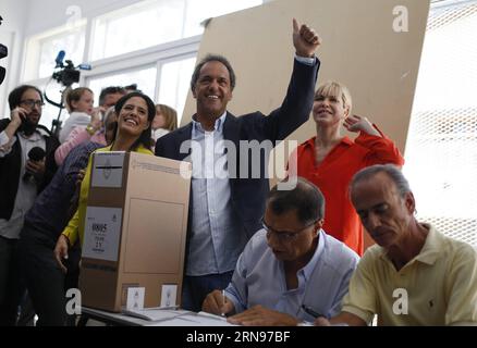 (151122) -- DIQUE LUJAN, 22 novembre 2015 -- Daniel Scioli (4e R), candidat du Front pour la victoire (FPV), au pouvoir, réagit à l école EP n° 16 à Dique Lujan ville, à 50 km de Buenos Aires, Argentine, le 22 novembre 2015. Le candidat du Front pour la victoire au pouvoir Daniel Scioli et son adversaire Mauricio Macri du parti Cambiemos (changeons) se disputeront la présidence au second tour qui a commencé dimanche à 8:00 h (1100 h GMT).) (jp) (fnc) ARGENTINA-DIQUE LUJAN-POLITICS-ELECTIONS AgustinxMarcarian PUBLICATIONxNOTxINxCHN 151122 Dique Lujan nov 22 2015 Daniel Scioli 4e candidat Banque D'Images