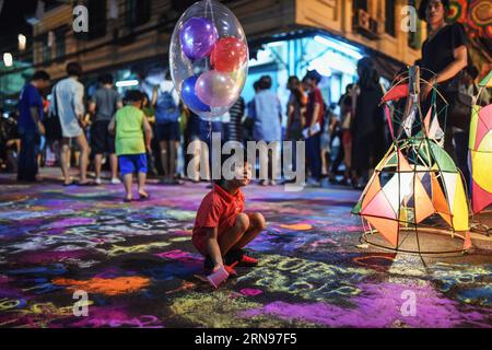 (151123) -- BANGKOK, 22 novembre 2015 -- Une fille dessine des graffitis sur le sol avec du sable coloré lors du festival Sam Phraeng Facestreet dans le district de Phra Nakhon au centre-ville de Bangkok, Thaïlande, le 22 novembre 2015. Le Sam Phraeng Facestreet Festival est un festival d'art communautaire dans le quartier Sam Phraeng du centre-ville de Bangkok qui a lieu chaque année depuis 2013. L'événement a transformé les rues par ailleurs calmes de Sam Phraeng en un terrain d'exposition animé pour les groupes d'artistes et les ateliers d'artisanat. THAÏLANDE-BANGKOK-SAM PHRAENG FACESTREET FESTIVAL LixMangmang PUBLICATIONxNOTxINxCHN 151123 Bangkok nov 22 2015 une fille dessine G Banque D'Images