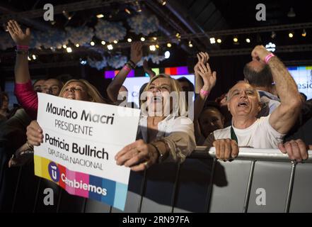 (151123) -- BUENOS AIRES, 22 novembre 2015 -- les partisans du candidat à la présidence Mauricio Macri réagissent lors d'une campagne à Buenos Aires, capitale de l'Argentine, le 22 novembre 2015. Le candidat du parti au pouvoir en Argentine, Daniel Scioli, a concédé la défaite à Mauricio Macri, du parti conservateur de l opposition Cambiemos (changeons), lors de l élection présidentielle de dimanche. Martin Zabala) (da) (ah) ARGENTINA-BUENOS AIRES-POLITICS-ELECTIONS e MARTINxZABALA PUBLICATIONxNOTxINxCHN 151123 Buenos Aires nov 22 2015 les partisans du candidat présidentiel Mauricio Macri réagissent lors d'une campagne à Buenos Aires Capi Banque D'Images