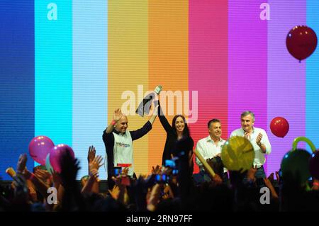 (151123) -- BUENOS AIRES, 22 novembre 2015 -- (G-D) le chef élu du gouvernement de la ville autonome de Buenos Aires Horacio Rodriguez Larreta, le gouverneur élu de la province de Buenos Aires Maria Eugenia Vidal, le gouverneur élu de la province de Mendoza Alfredo Cornejo et le gouverneur élu de la province de Jujuy Gerardo Morales célèbrent au centre de campagne de Buenos Aires, Argentine, le 22 novembre 2015. Le candidat du parti au pouvoir en Argentine, Daniel Scioli, a concédé la défaite à Mauricio Macri, du parti conservateur de l opposition Cambiemos (changeons), lors de l élection présidentielle de dimanche. Maximiliano Luna/TELAM) (rtg) (ah) ARG Banque D'Images