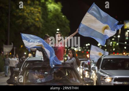 (151123) -- BUENOS AIRES, le 22 novembre 2015 -- les partisans du candidat à la présidence Mauricio Macri célèbrent à Buenos Aires, Argentine, le 22 novembre 2015. Le candidat du parti au pouvoir en Argentine, Daniel Scioli, a concédé la défaite à Mauricio Macri du parti conservateur Cambiemos (changeons) lors de l élection présidentielle de dimanche. (Da) (ah) ARGENTINA-BUENOS AIRES-POLITICS-ELECTIONS MARTINxZABALA PUBLICATIONxNOTxINxCHN 151123 Buenos Aires nov. 22 2015 les partisans du candidat à la présidence Mauricio Macri célèbrent à Buenos Aires Argentine LE 22 2015 nov. Argentine Parti au pouvoir candidat Daniel Banque D'Images