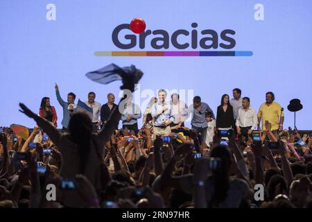 (151123) -- BUENOS AIRES, le 22 novembre 2015 -- le candidat présidentiel Mauricio Macri, du parti conservateur de l'opposition Cambiemos, célèbre à Buenos Aires, Argentine, le 22 novembre 2015. Le candidat du parti au pouvoir en Argentine, Daniel Scioli, a concédé la défaite à Mauricio Macri du parti conservateur Cambiemos (changeons) lors de l élection présidentielle de dimanche. (Da) ARGENTINA-BUENOS AIRES-POLITICS-ELECTIONS MartinxZabala PUBLICATIONxNOTxINxCHN 151123 Buenos Aires nov 22 2015 le candidat à la présidence Mauricio Macri du Parti conservateur de l'opposition Cambiemos célèbre à Buenos Aires A. Banque D'Images