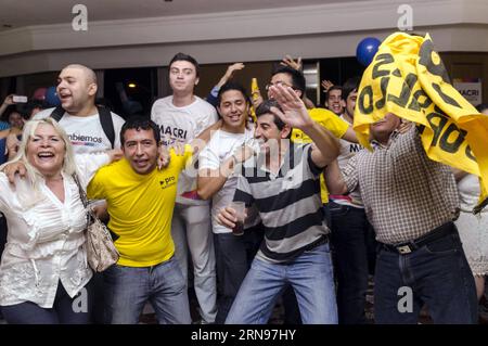 (151123) -- BUENOS AIRES, le 22 novembre 2015 -- les partisans du candidat présidentiel Mauricio Macri célèbrent à Tucuman, Argentine, le 22 novembre 2015. Le candidat du parti au pouvoir, Daniel Scioli, a reconnu la défaite et a publiquement félicité le nouveau président des Argentins, l’ingénieur Mauricio Macri, que je viens de saluer par téléphone et lui souhaite le plus grand succès dans la règle qui va commencer. Julio Pantoja/) (ah) ARGENTINA-TUCUMAN-POLITICS-ELECTIONS TELAM PUBLICATIONxNOTxINxCHN 151123 Buenos Aires nov 22 2015 les partisans du candidat à la présidence Mauricio Macri célèbrent à Tucuman A. Banque D'Images